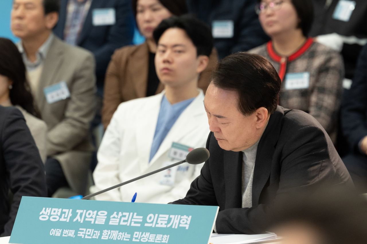 윤석열 대통령이 지난 1일 경기도 성남시 분당서울대병원에서 열린 ‘국민과 함께하는 민생토론회-여덟 번째, 생명과 지역을 살리는 의료개혁’에서 메모하고 있다. [연합]