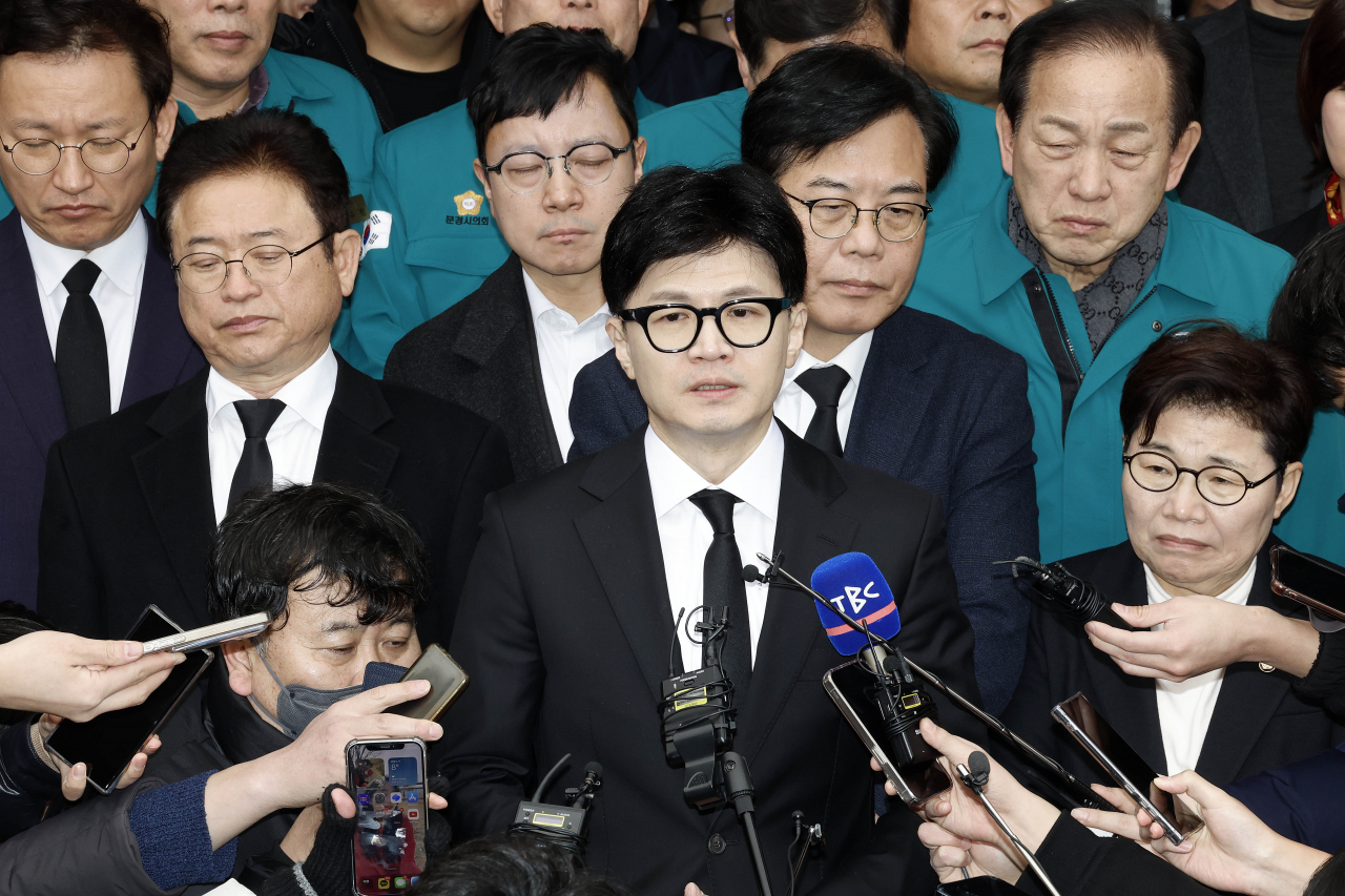 한동훈 국민의힘 비상대책위원장이 1일 오후 경북 문경시 산양면 문경장례식장에서 육가공공장 화재현장에 투입됐다 순직한 구조대원의 조문을 마친 뒤 취재진의 질문에 답하고 있다. [연합]