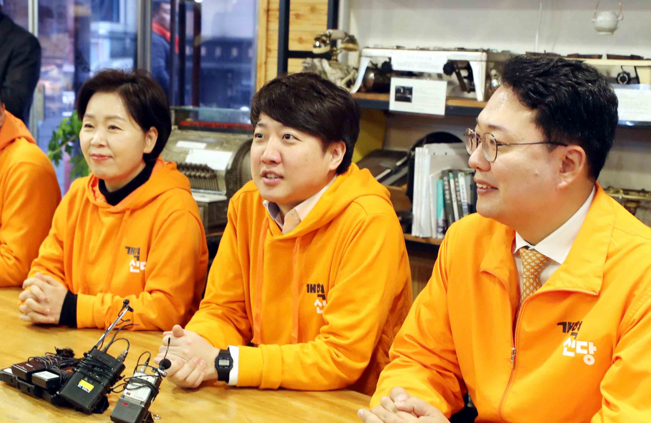 이준석(오른쪽 두번째) 개혁신당 대표, 양향자 원내대표, 천하람 최고위원이 1일 오전 전남 순천시 한 상점에서 기자간담회를 하고 있다. [연합]