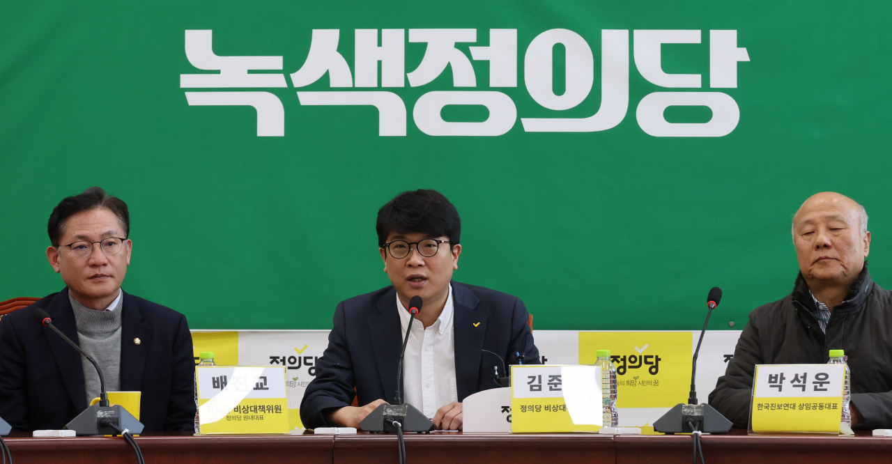 김준우 녹색정의당 공동대표가 지난달 30일 국회에서 시민사회단체 대표들과 간담회를 하고 있다. [연합]