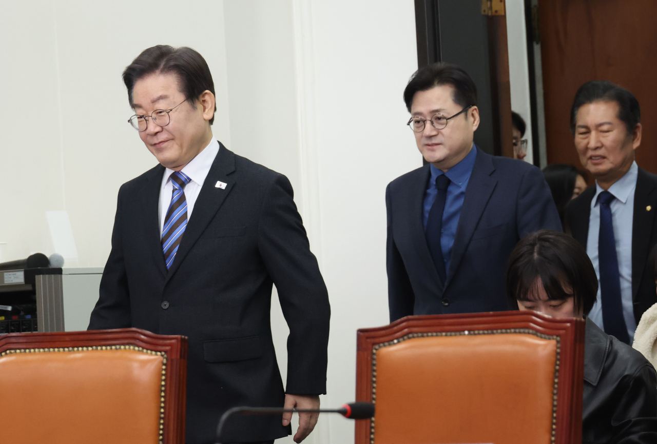 더불어민주당 이재명 대표와 홍익표 원내대표 등이 2일 국회에서 열린 최고위원회의에 입장하고 있다. [연합]
