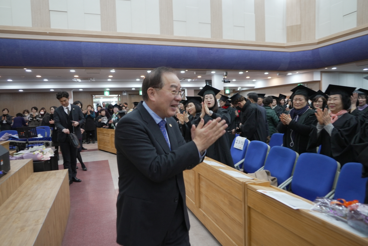 2일 오전 부산 사하구 은항교회에서 열린 ‘학력인정 부산 부경중·부경보건고 졸업식’에서 하윤수 부산교육감이 졸업생들의 졸업을 축하하고 있다. [사진=부산교육청]