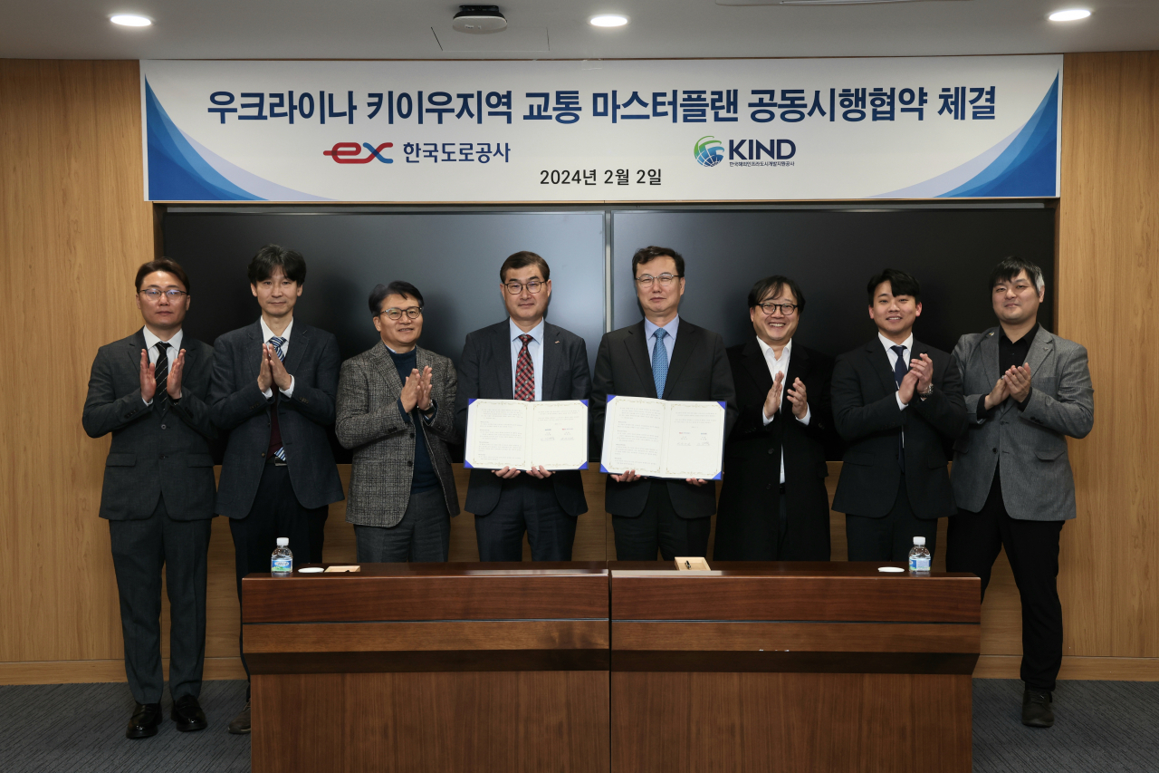 2일 판교 EX-스마트센터에서 열린 ‘키이우지역 교통 마스터플랜’ 공동시행협약 체결식에 참석한 정연권 한국도로공사 신사업본부장(왼쪽)과 원병철 한국해외인프라도시개발지원공사 사업개발본부장(오른쪽)이 기념촬영을 하고 있다. [한국도로공사 제공]