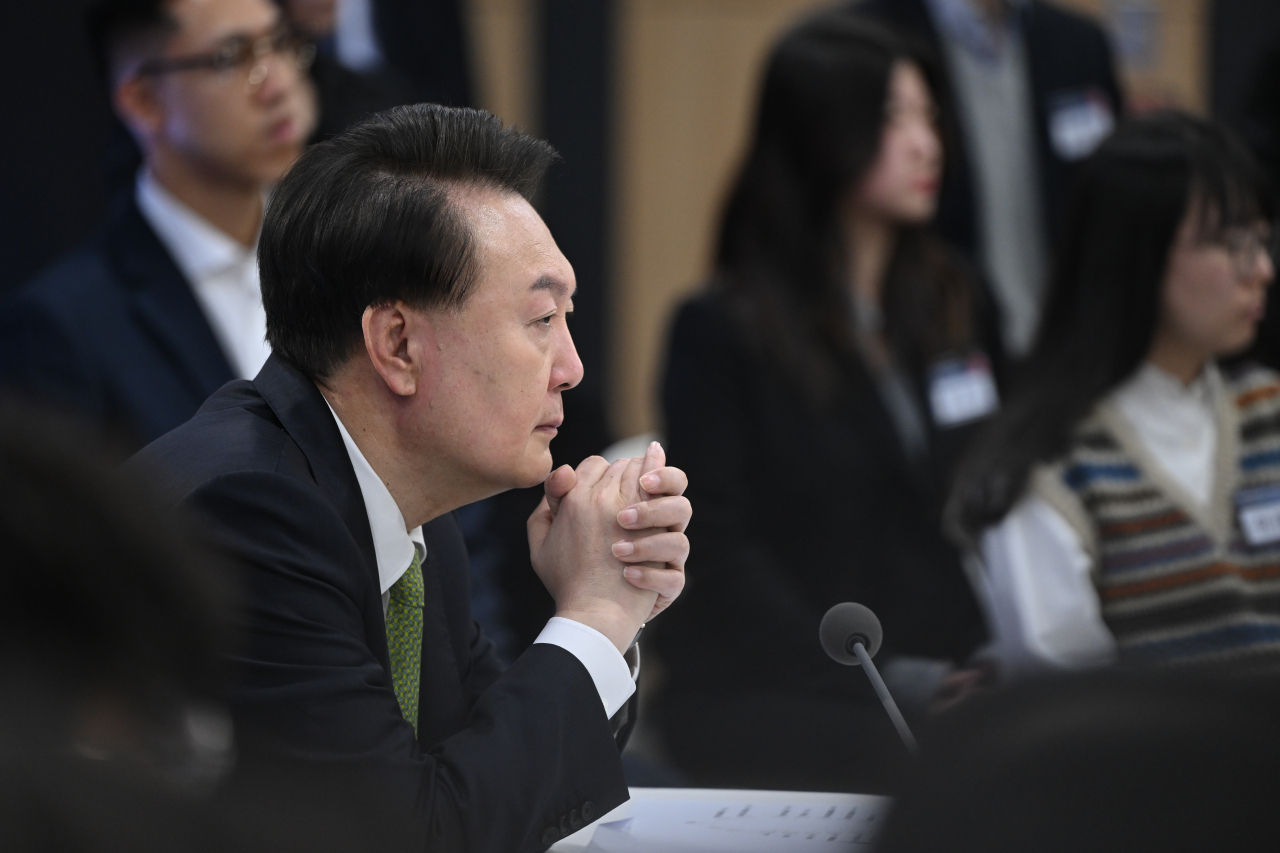 윤석열 대통령이 지난달 30일 경기도 성남시 판교제2테크노밸리기업지원허브에서 열린 '국민과 함께하는 민생토론회- 일곱번째, 상생의 디지털, 국민권익 보호'에서 주제 영상을 시청하고 있다. [연합]