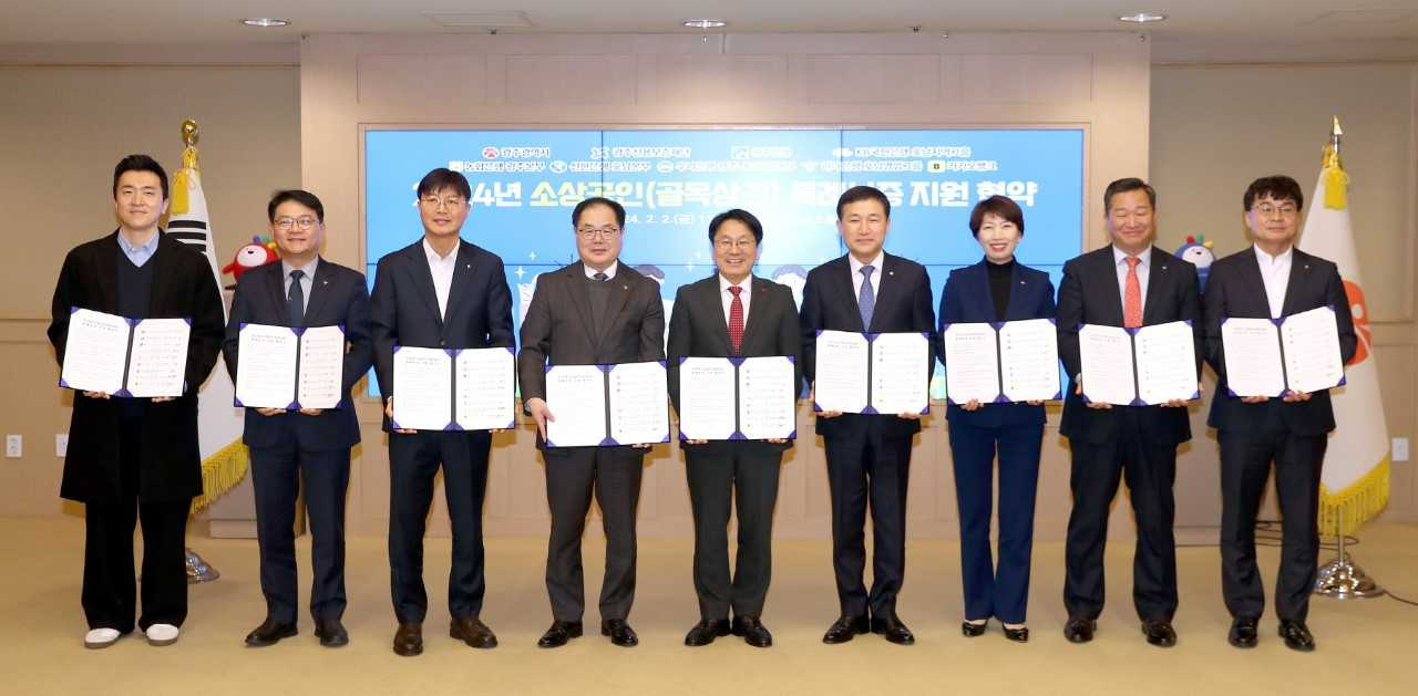 광주광역시는 2일 시청 비즈니스룸에서 광주신용보증재단, 광주은행, KB국민은행, NH농협은행, 신한은행, 우리은행, 하나은행, 카카오뱅크 등 8개 기관과 함께 ‘2024년 소상공인(골목상권) 특례보증 지원 협약’을 체결했다.