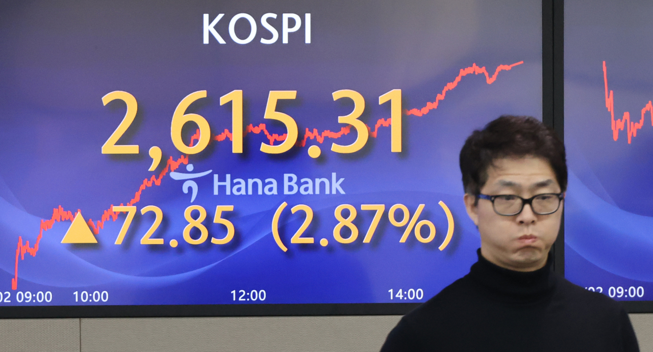 2일 서울 명동 하나은행 본점 딜링룸에서 직원들이 업무를 보고 있다. 이날 코스피는 미국 빅테크 기업들의 실적 호전 소식 등에 급등해 연초 수준을 회복했다. 종가는 전장보다 72.85포인트(2.87%) 오른 2615.31로 집계됐다. 연합뉴스