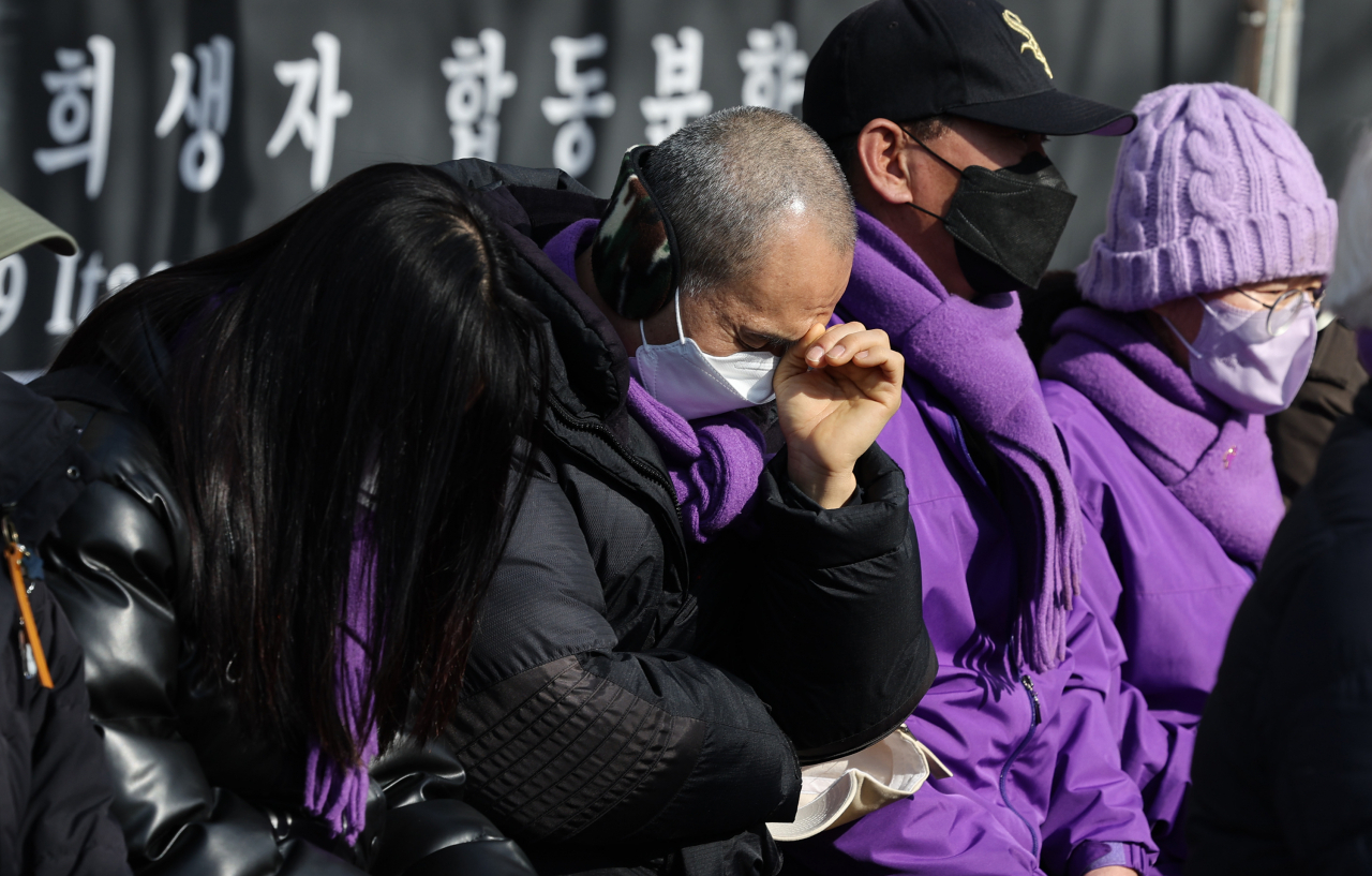 지난달 30일 오후 서울광장 10·29 이태원참사 희생자 합동분향소에서 열린 유가족 입장발표 기자회견에서 한 참가자가 생각에 잠겨있다. [연합]