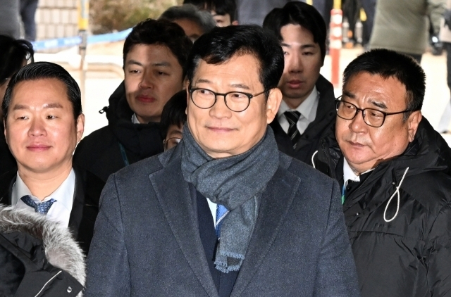정치자금법 위반 등 혐의를 받는 송영길(가운데) 전 더불어민주당 대표가 지난해 12월 18일 오전 구속 전 피의자 심문(영장실질심사)을 받기 위해 서울중앙지법으로 들어서고 있다. 임세준 기자