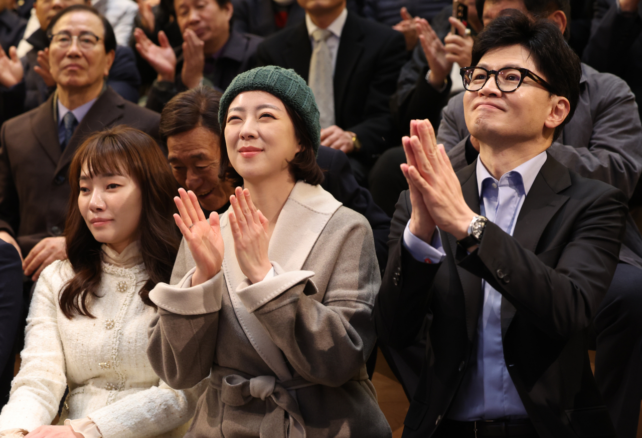 한동훈(오른쪽) 국민의힘 비상대책위원장이 2일 오후 서울 송파구 송파책박물관에서 열린 2024 설날맞이 희망콘서트에 참석해 배현진(가운데) 의원과 박수치고 있다. [연합]