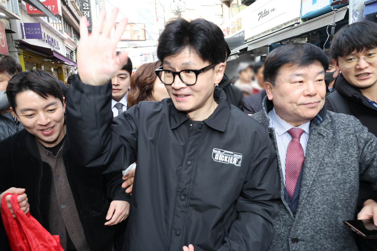 한동훈 국민의힘 비상대책위원장이 2일 경기도 구리전통시장에서 상인들과 인사하고 있다. [연합]