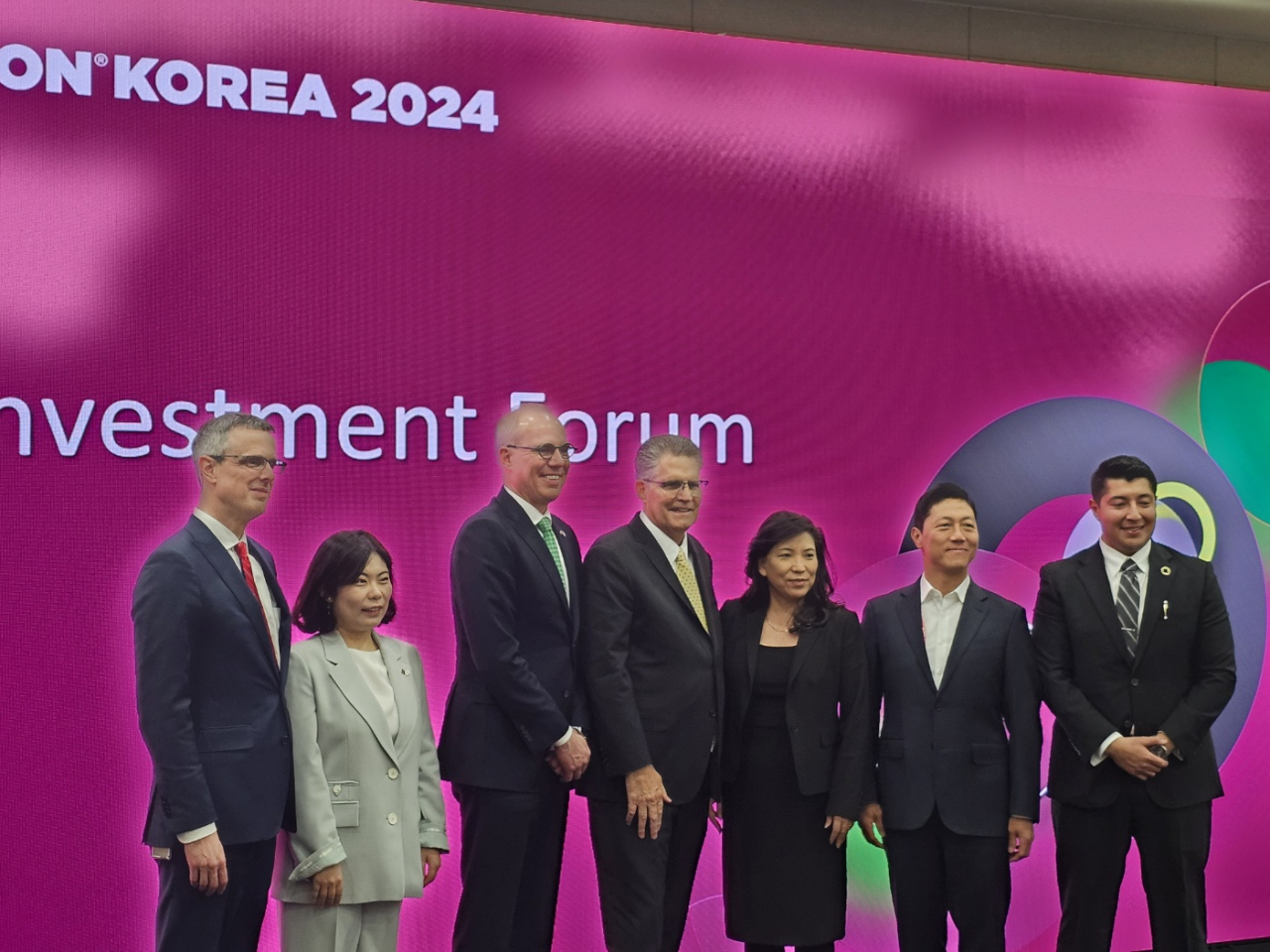 지난 1일 ‘세미콘 코리아 2024’의 미국 반도체 투자 포럼에서 관계자들이 기념 사진을 촬영하고 있다. 김민지 기자