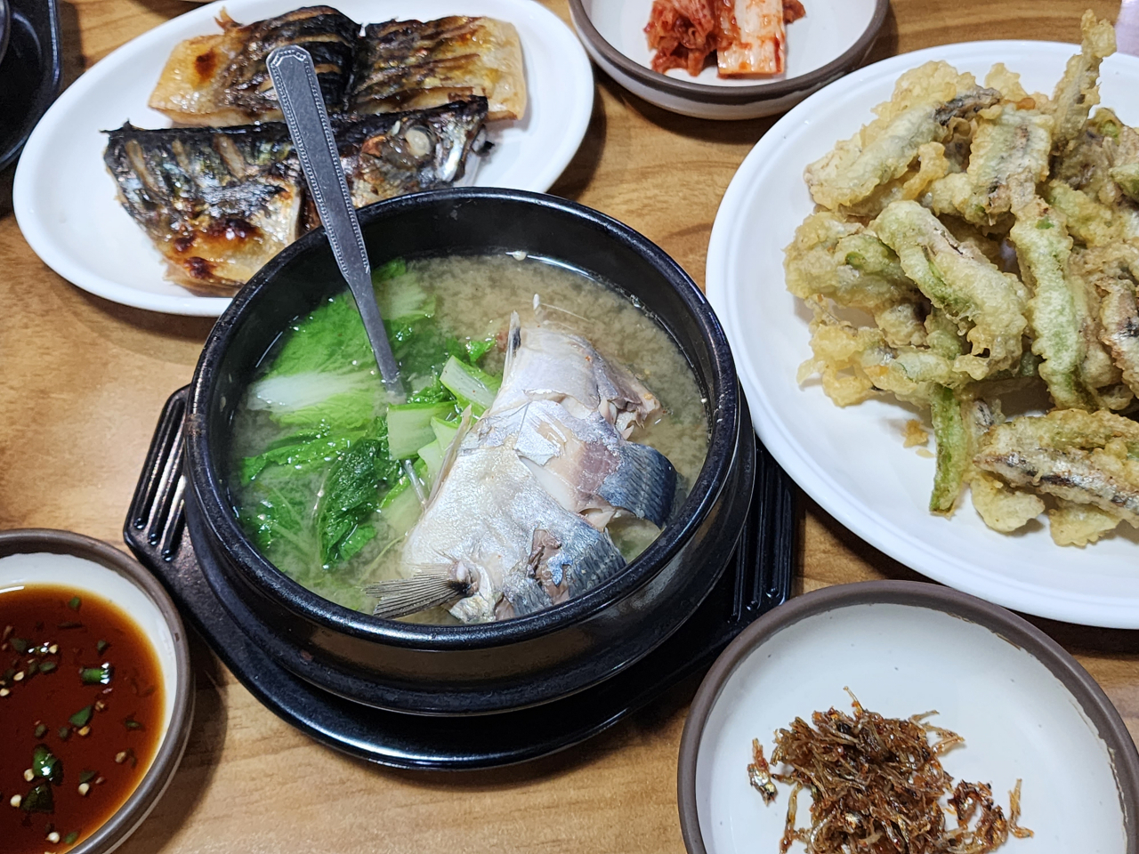 요즘 뜨는 별미, 각재기국와 멜튀김을 제주 도심 유명식당에서 배불리 먹고도 1인당 1만5000원.