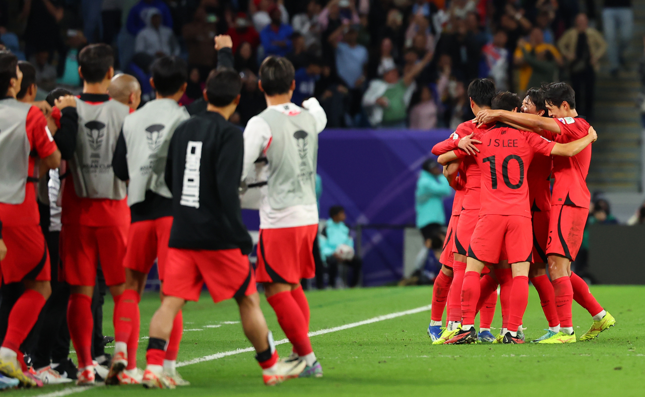 2일(현지시간) 카타르 알와크라 알자누브 스타디움 열린 2023 아시아축구연맹(AFC) 아시안컵 8강전 한국과 호주의 경기. 손흥민이 연장전에서 프리킥으로 역전골을 성공시킨 뒤 동료들과 기뻐하고 있다. [연합]