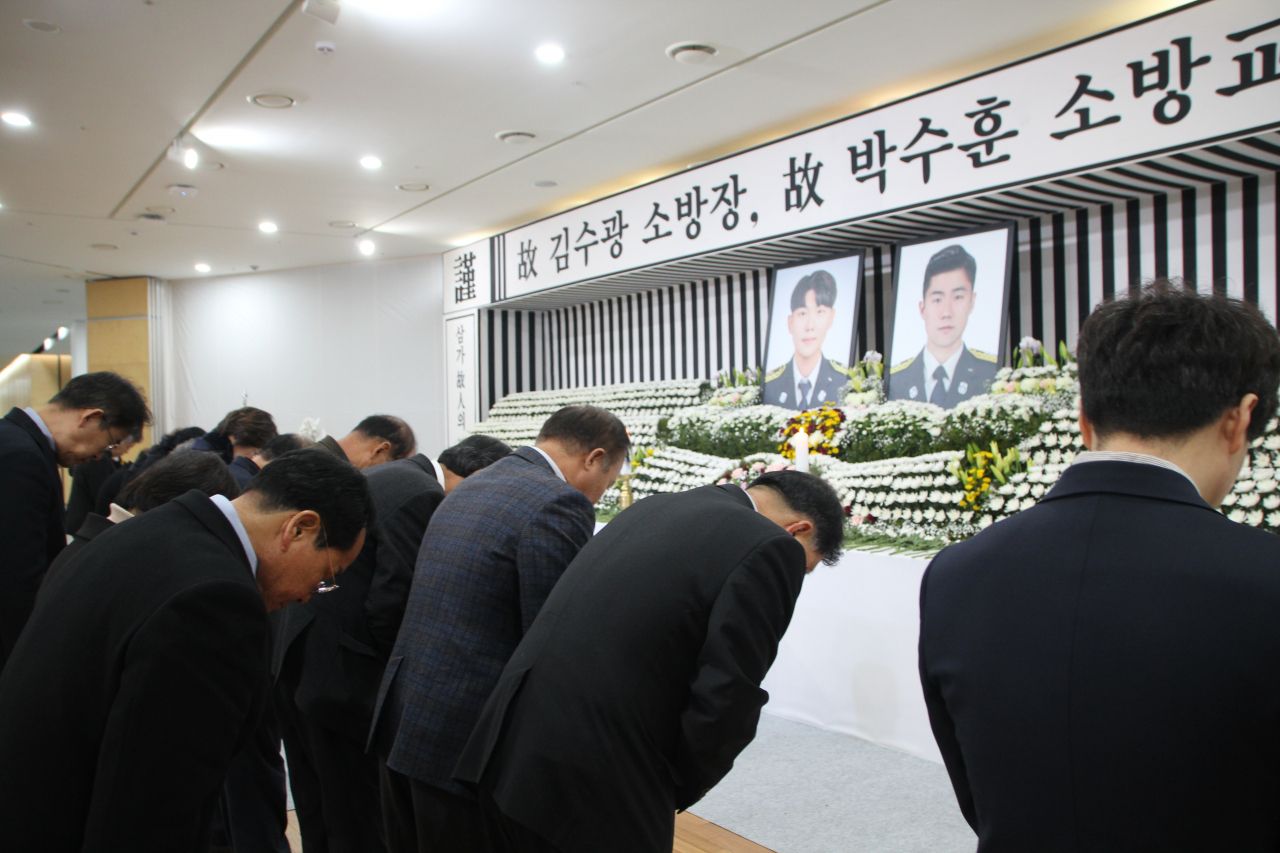 경북도청 동락관에 마련된 고 박수훈 소방장과 고 박수훈 소방교의 빈소에 2일 조문 발길이 이어지고 있다.[사진=김병진 기자]
