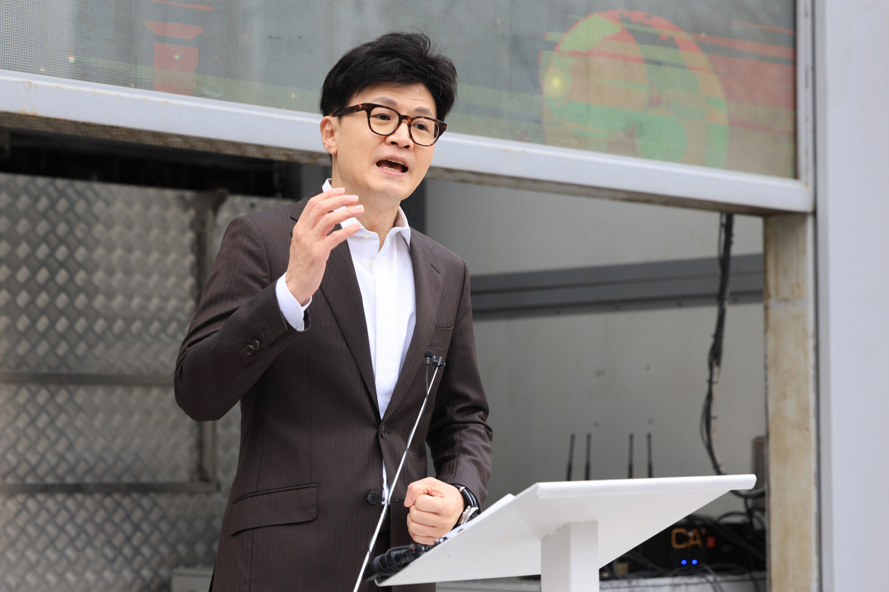 한동훈 국민의힘 비상대책위원장이 3일 오후 경기도 김포시 라베니체광장에서 열린 김포-서울 통합 염원 시민대회에 참석해 발언하고 있다. [연합]