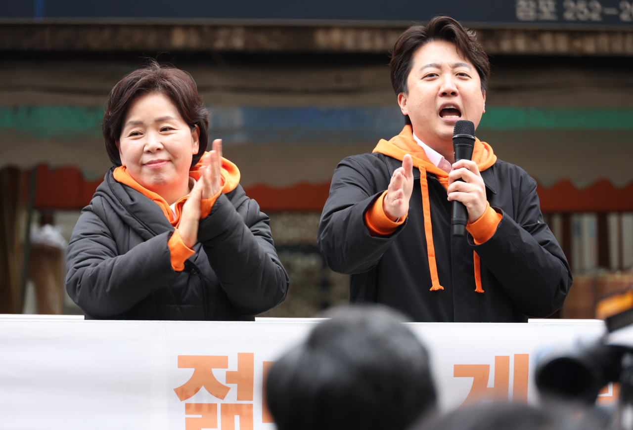 3일 오후 대구 서문시장에서 개혁신당 이준석 대표와 양향자 원내대표 등 당 지도부가 시민들과 만나 정책을 홍보하고 있다. [연합]