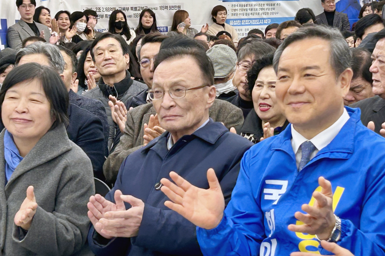 이해찬 더불어민주당 상임고문(가운데)이 3일 오후 광주 북구 양산동에서 열린 이형석(광주 북구을·오른쪽) 국회의원 선거사무소 개소식에 참석해 박수를 치고 있다. [연합]