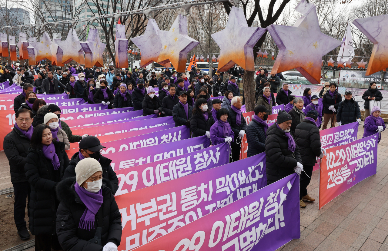 10·29 이태원 참사 유가족협의회·시민대책회의 관계자들이 3일 오후 서울광장 분향소에서 '국민의힘·윤석열 정권 심판 대행진'에 앞서 현수막을 들고 있다. [연합]