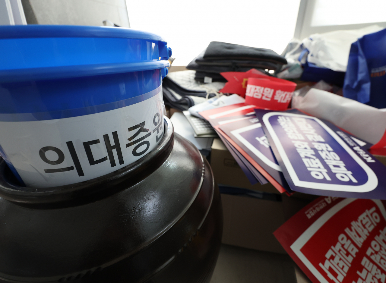 정부가 ‘이번에 못 하면 대한민국은 없다’는 각오로 의대 입학정원 증원을 강하게 추진하기로 하면서 향후 의사단체의 반발 수위도 높아질 것으로 보인다. 정부는 지난 1일 ‘생명과 지역을 살리는 의료개혁’을 주제로 민생 토론회를 열고 우리나라 필수의료가 처한 상황을 ‘벼랑 끝’으로 규정하며, 의료인력 확충, 지역의료 강화, 의료사고 안전망 구축, 보상체계 공정성 제고 등 4대 개혁 패키지를 발표했다. 이날 서울 용산구 의협회관에 지난번 의대정원 규탄 집회 퍼포먼스에 사용한 물품들이 놓여져 있다. [연합]