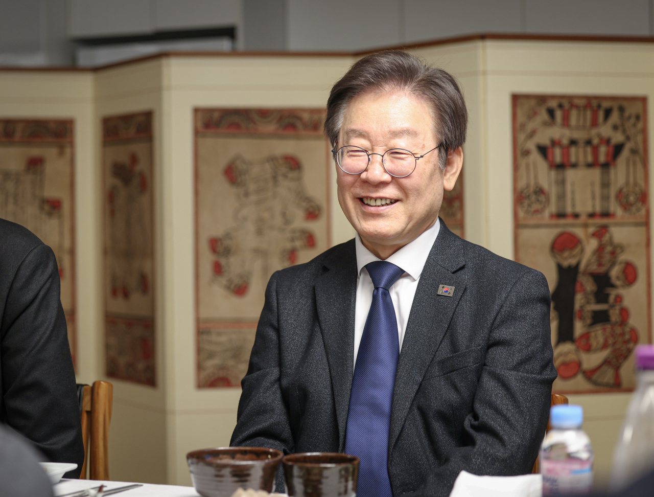 더불어민주당 이재명 대표가 4일 오후 경남 양산시 하북면 평산마을 문재인 전 대통령 사저에서 문 전 대통령과 오찬을 하고 있다. 연합뉴스