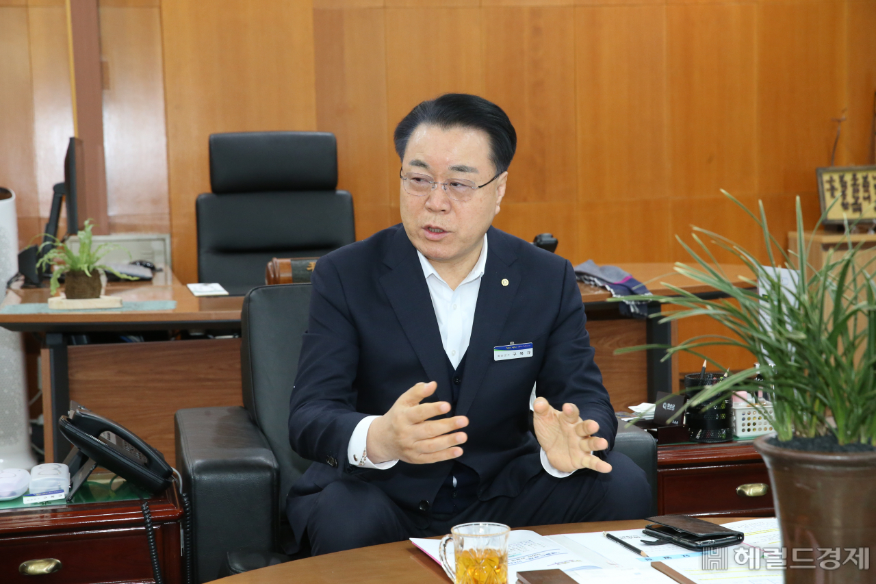 그의 집무실 테이블에는 양반집 규수같은 얌전한 한국춘란이 취재진을 반겼다. 화순군은 춘란을 사업화해 농가소득 증대로 이끌 계획이다. 서인주 기자
