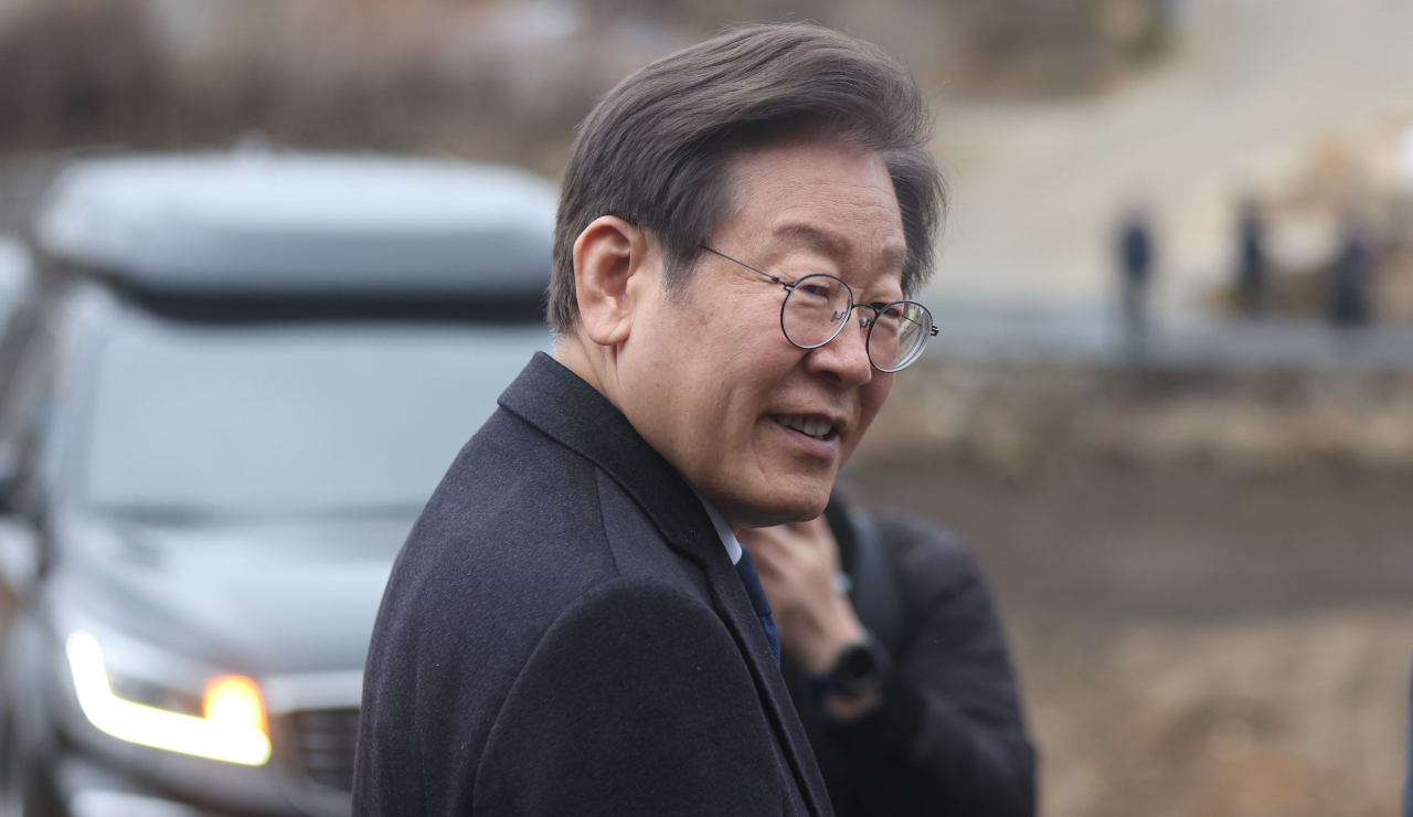 이재명 더불어민주당 대표가 4일 오후 경남 양산시 하북면 평산마을 문재인 전 대통령 사저에서 문 전 대통령 예방 후 자신의 차로 이동하고 있다. [연합]