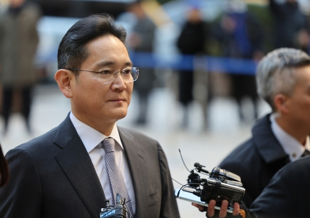 이재용 삼성전자 회장이 지난해 11월17일 서울중앙지방법원에서 열린 ‘회계부정·부당합병’ 관련 1심 결심 공판에 출석하고 있다. [연합]