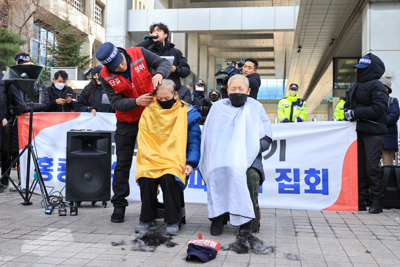 19일 오후 서울 영등포구 여의도 금융감독원 앞에서 홍콩H지수(항셍중국기업지수) 기초 주가연계증권(ELS) 투자자들이 피해 보상 등을 촉구하며 삭발하고 있다. [연합]