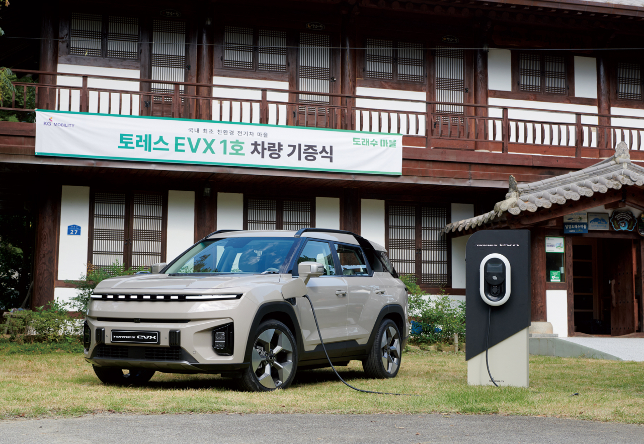 KG 모빌리티가 지난해 10월 전남 담양군 도래수마을에 기증한 토레스 EVX 1호차. [KG 모빌리티 제공]