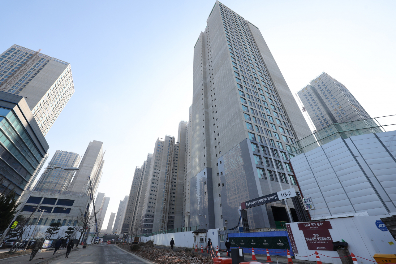 분양가 상한제 아파트 실거주 의무 완화를 골자로 한 주택법 개정안이 여야 간 극적 합의 가능성이 엿보여 주목된다. 최근 민주당이 실거주 의무 시작 시점을 현행 '최초 입주 가능일'에서 '최초 입주 가능일로부터 3년 이내'로 변경하는 안을 추진하는 쪽으로 방향을 틀면서 개정안 처리가 힘을 받는 분위기다. 사진은 29일 서울 강동구 올림픽파크포레온 모습. [연합]
