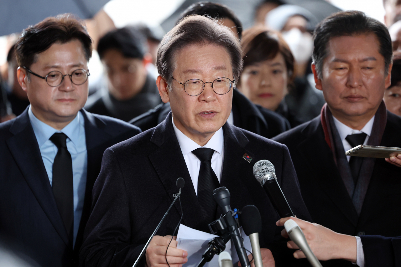 이재명 더불어민주당 대표가 5일 오전 광주 북구 국립 5·18 민주묘지에서 긴급 기자회견을 하고 있다. [연합]