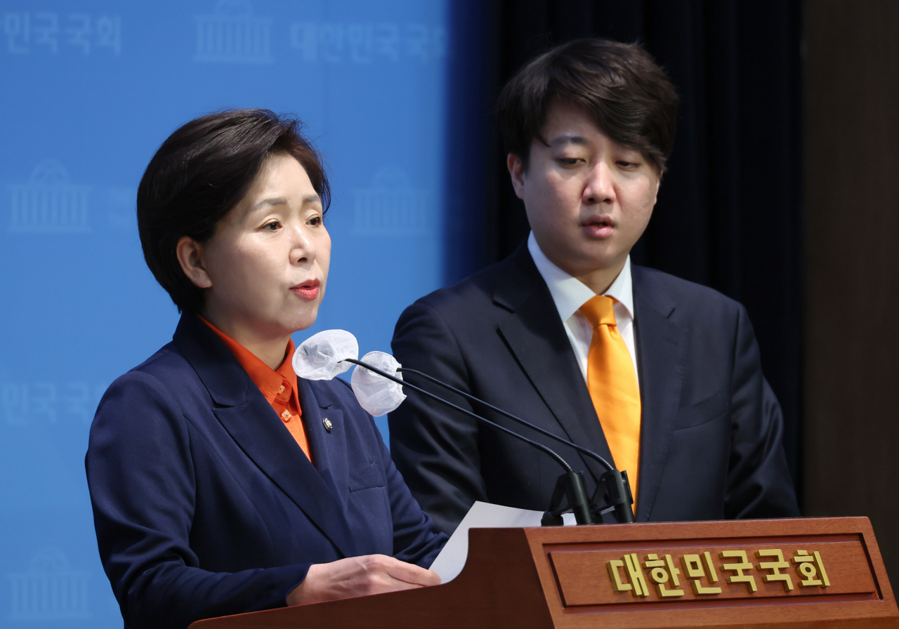 양향자 개혁신당 원내대표가 4일 국회 소통관에서 철도산업 개혁 관련 정책을 발표하고 있다. 오른쪽은 이준석 대표. [연합]
