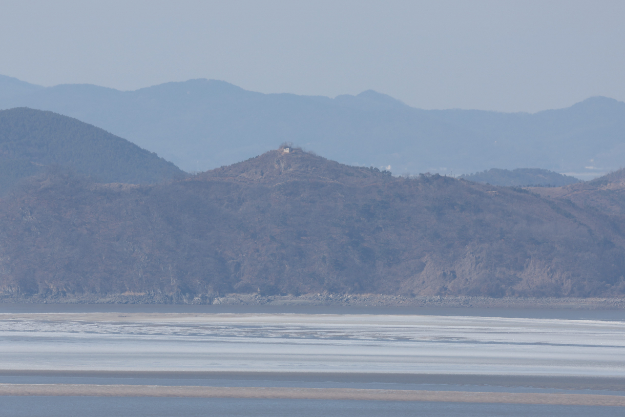 한파가 기승을 부린 23일 경기도 파주시 오두산 통일전망대에서 얼어 붙은 임진강 하구 너머로 북한 황해북도 개풍군 일대가 보이고 있다. [연합]