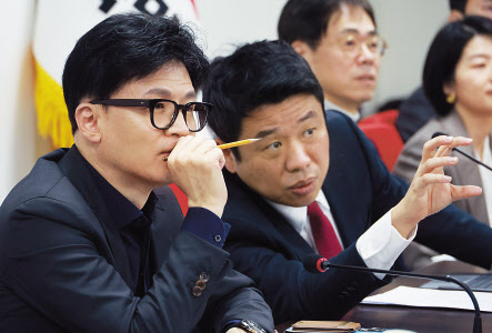 한동훈 국민의힘 비상대책위원장이 5일 오전 서울 여의도 국민의힘 당사에서 열린 국민의힘 비상대책위원회의에서 유의동 정책위의장과 대화하고 있다. [연합]