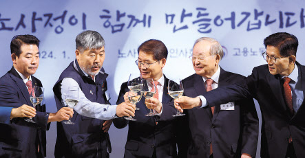 지난 1월 서울 중구 서울중앙우체국에서 열린 노사정 신년인사회에서 김동명 한국노총 위원장(왼쪽부터), 이정식 고용노동부 장관, 손경식 한국경영자총협회장이 축하 떡을 자르고 있다. [연합]
