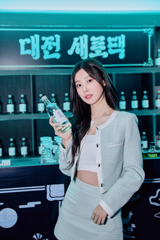 그룹 아이즈원 출신 배우 강혜원이 대전 새로댁에서 기념사진을 촬영하고 있다. [롯데칠성음료 제공]
