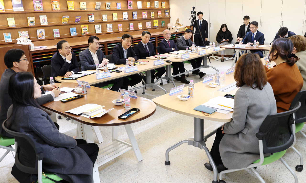 이관섭 대통령 비서실장이 2일 오전 서울 송파구 서울해누리초등학교를 방문해 학부모·늘봄전담인력·교원·교육지원청 담당자 등 현장 관계자들과 간담회를 갖고 있다. [연합]