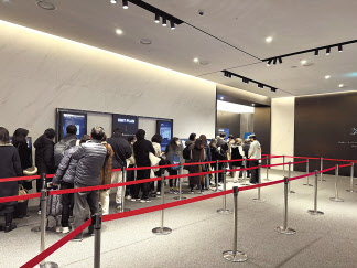 지난 2일 서울 강남구 자이갤러리에 마련된 ‘메이플자이’ 견본주택 전용면적 59㎡A 유니트(왼쪽)와 지난 2일 서울 강남구 자이갤러리에 마련된 ‘메이플자이’ 견본주택에 방문객들이 줄을 선 모습. 박로명 기자