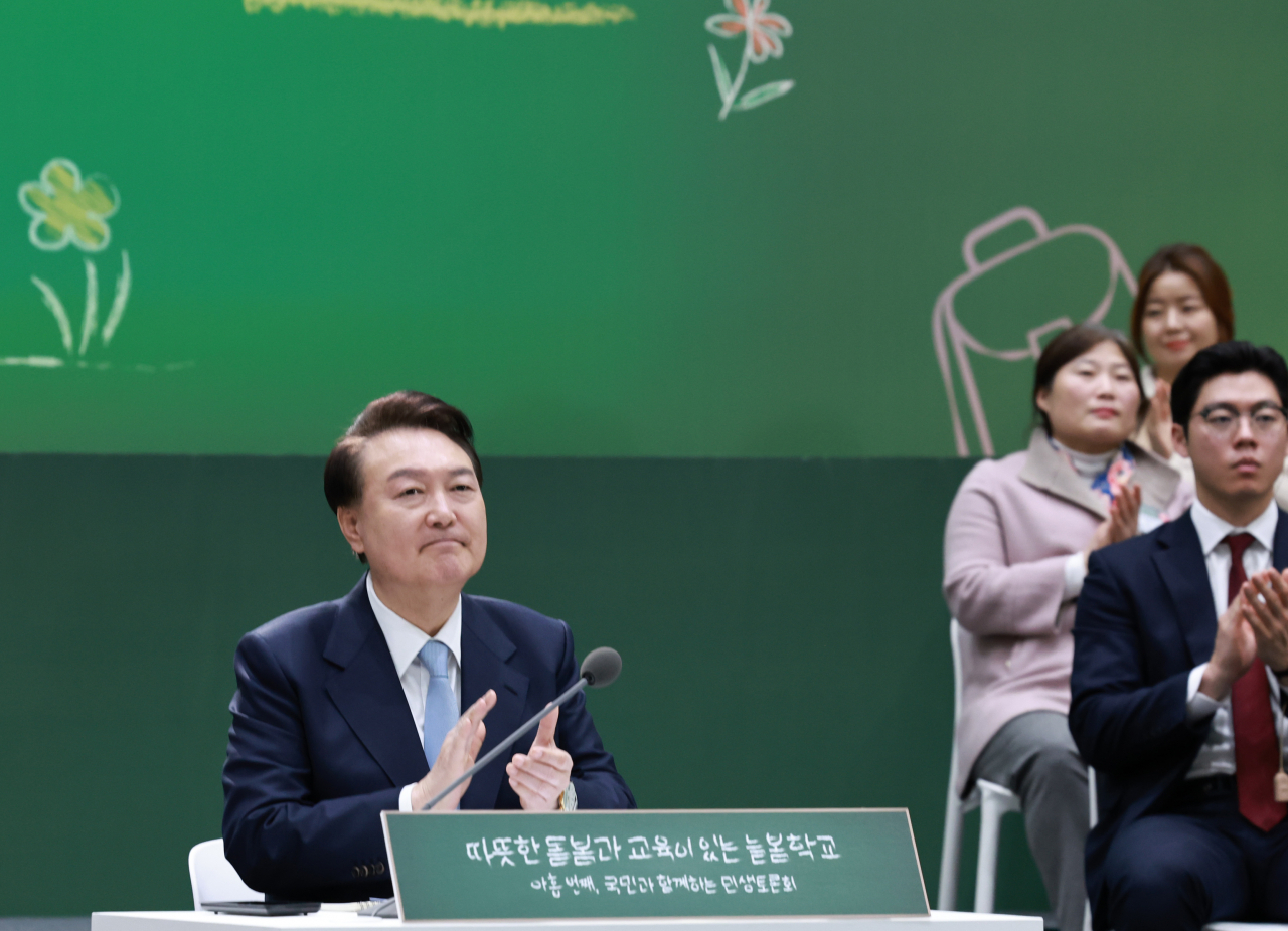 윤석열 대통령이 지난 5일 경기도 하남시 신우초등학교에서 열린 '국민과 함께하는 민생토론회 - 아홉 번째, 따뜻한 돌봄과 교육이 있는 늘봄학교'에 참석해 이주호 교육부 장관의 늘봄학교 관련 발표를 들은 뒤 박수치고 있다. [연합]
