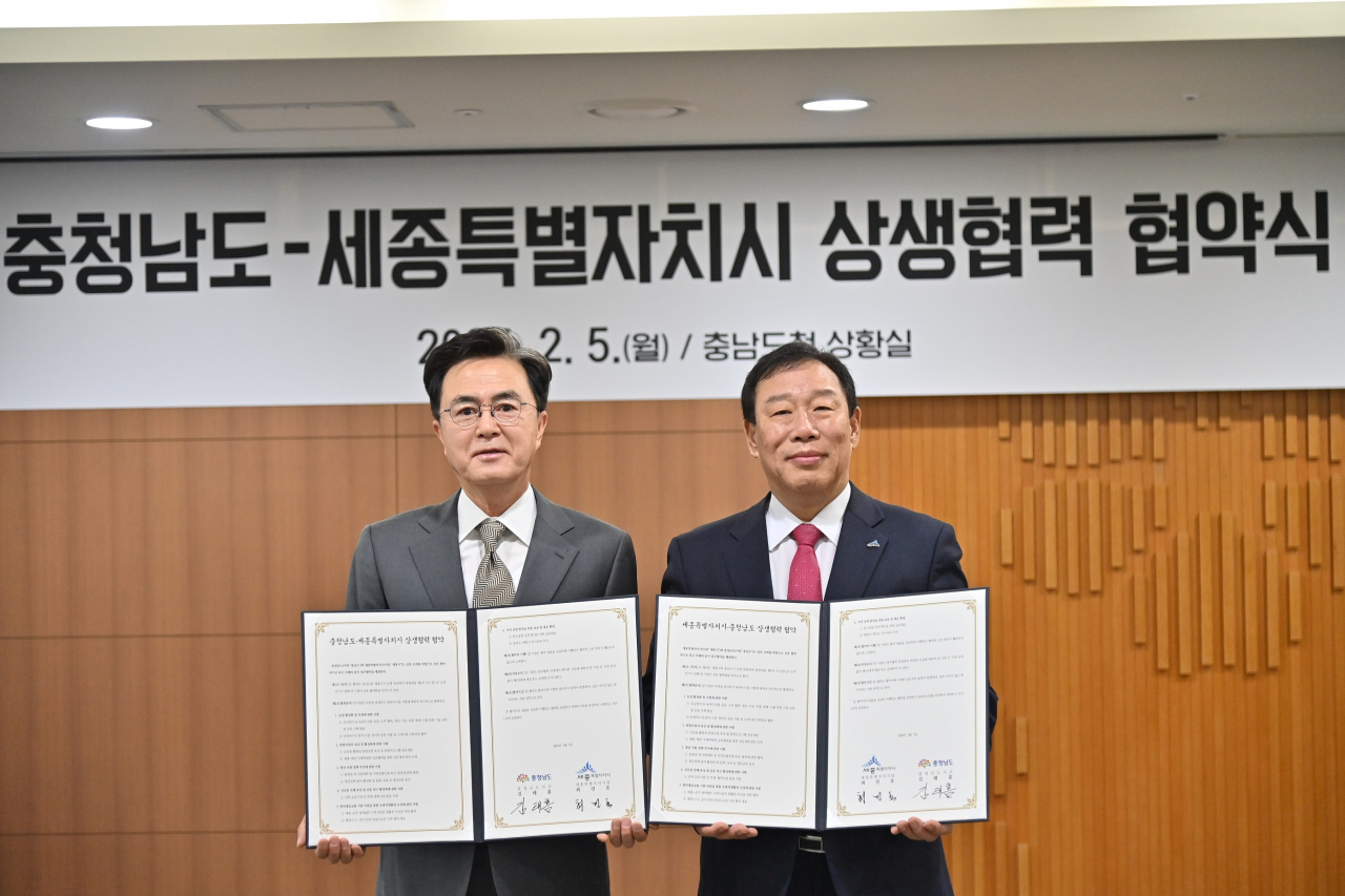 김태흠 충남지사·최민호 세종시장이 5일 충남도청 상황실에서 ‘충남‧세종 상생 협력 업무협약’을 체결했다.