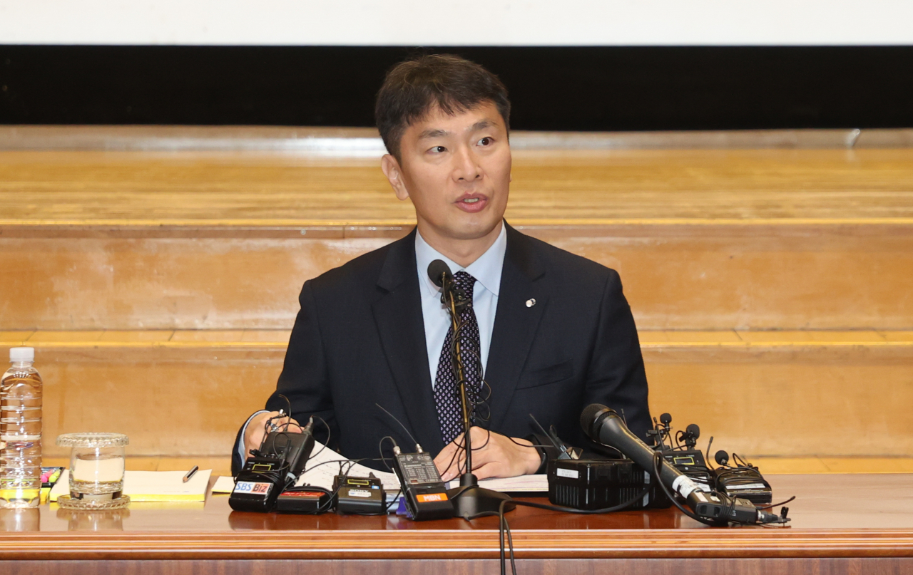 이복현 금융감독원장이 5일 오전 서울 여의도 금융감독원에서 열린 2024년도 금융감독원 업무계획 기자간담회에서 모두발언을 하고 있다. [연합]