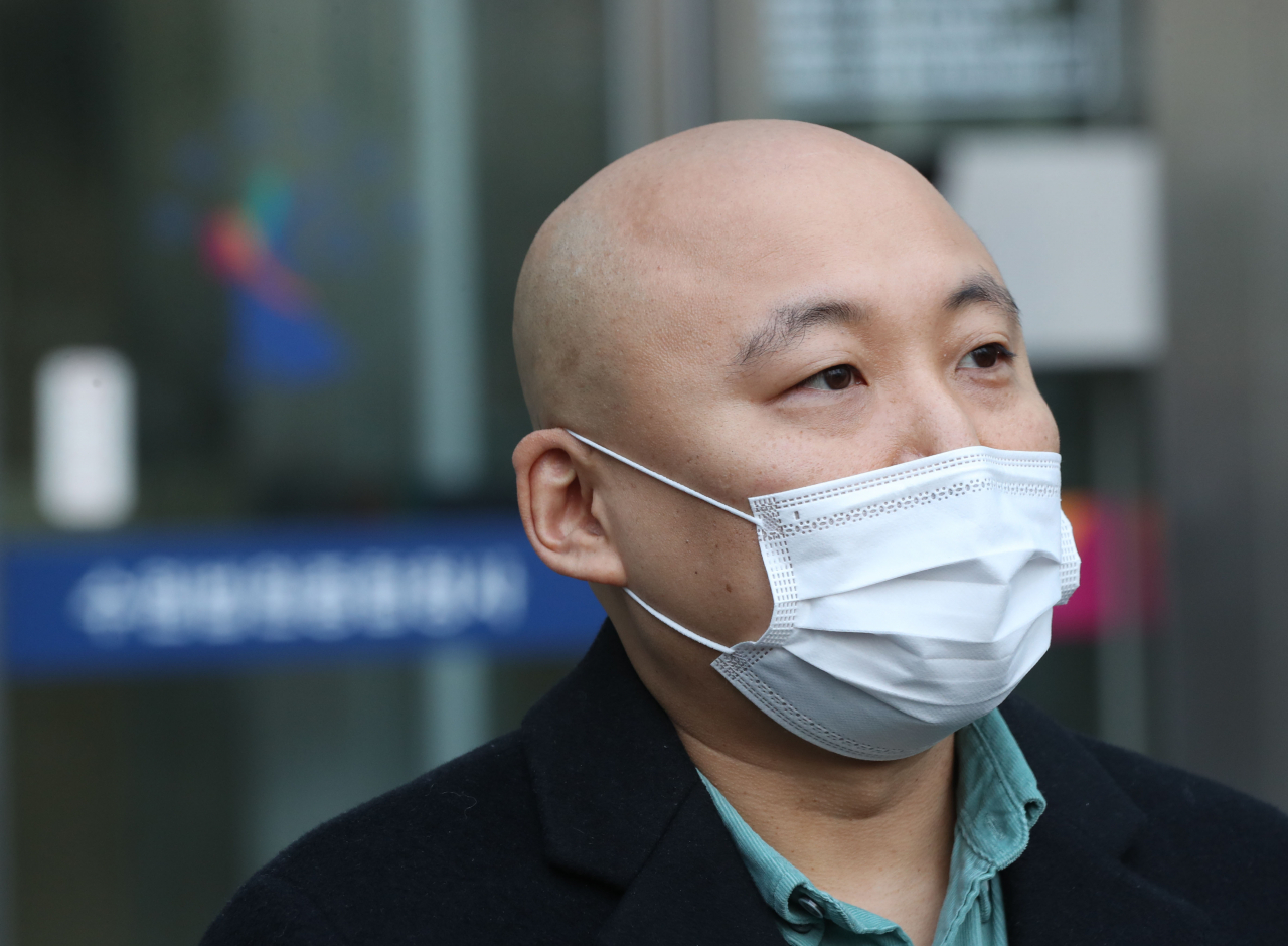 웹툰 작가 주호민이 1일 오전 경기도 수원시 영통구 수원지방법원에서 열린 주 씨의 아들을 정서적으로 학대한 혐의로 기소된 특수교사 A씨 1심 선고 공판이 끝난 후 취재진 질문에 답하고 있다. [연합]