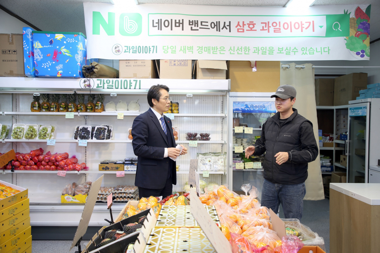 우승희군수와 한경준과일이야기대표가 대화하고 있다