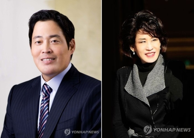 [사진=정용진 신세계그룹 부회장(왼쪽)과 정유경 신세계 총괄사장(오른쪽)][연합]