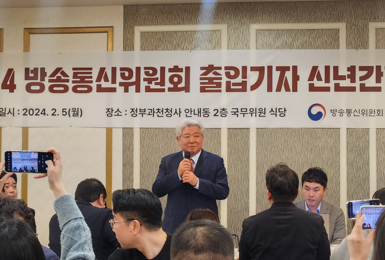 김홍일 방송통신위원회 위원장이 5일 정부과천종합청사에서 열린 ‘2024 방송통신위원회 출입기자 신년간담회’에서 인사말을 하고 있다. [권제인 기자/@eyre]