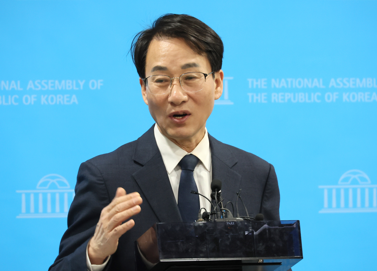 더불어민주당을 탈당한 이원욱 무소속 의원이 5일 국회 소통관에서 새로운미래 불참 등 정치 현안에 대한 질문에 답하고 있다. [연합]