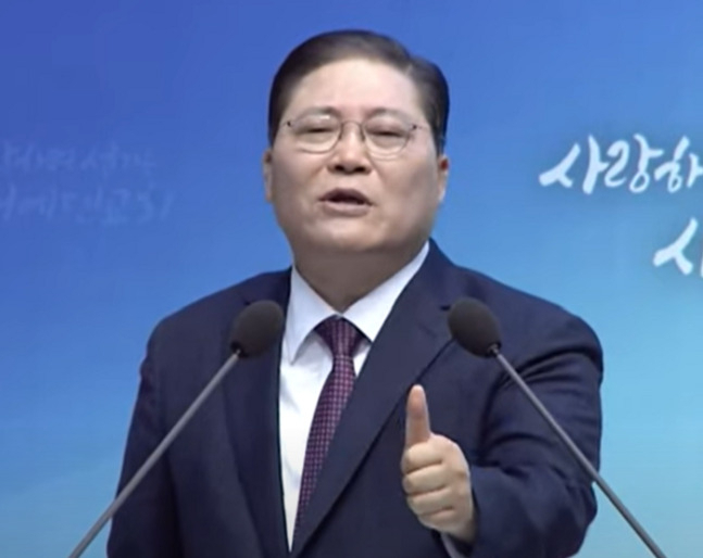 소강석 새에덴교회 담임목사가 지난 4일 일요 예배중 최재영 목사를 강하게 질타하고 있다. [유튜브 캡처]