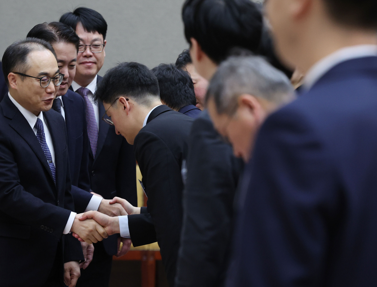 이원석 검찰총장이 5일 오전 전국 검찰청 선거전담 부장검사 회의에서 참석자들과 인사를 나누고 있다. [연합]