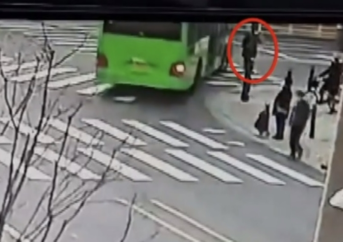 마을버스 운전자 A씨는 교차로에서 일시 정지 하지 않고 우회전해 횡단보도를 건너던 40대 여성 보행자를 치었다. 그는 경찰조사에서 "사각지대라 보행자를 보지 못했다"라고 진술한 것으로 전해졌다. [채널A 갈무리]