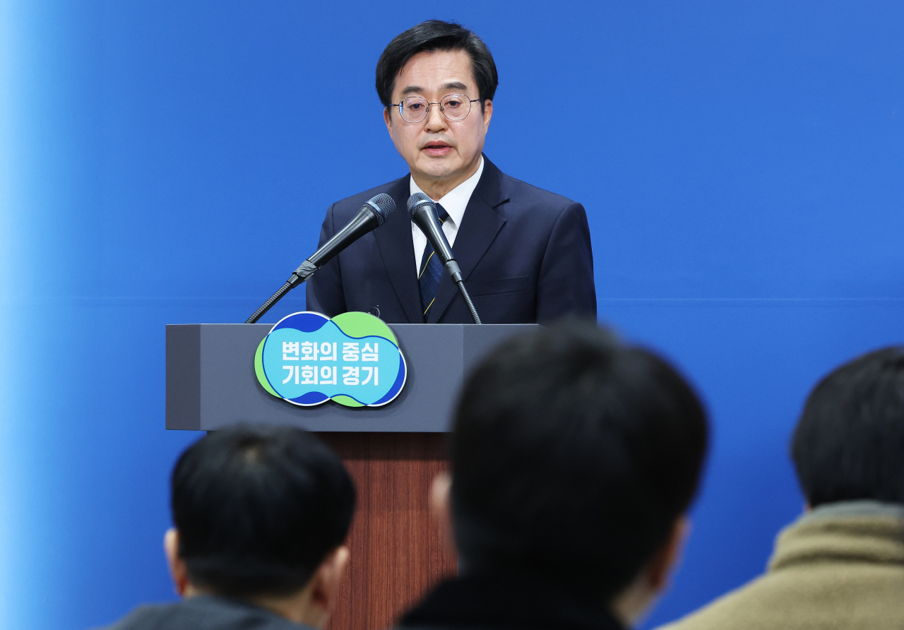 김동연 경기도지사가 5일 오전 경기도 수원시 경기도청에서 열린 경기도 동북권 공공의료원 설립 계획 발표 기자회견에서 취재진 질문에 답하고 있다. 연합뉴스